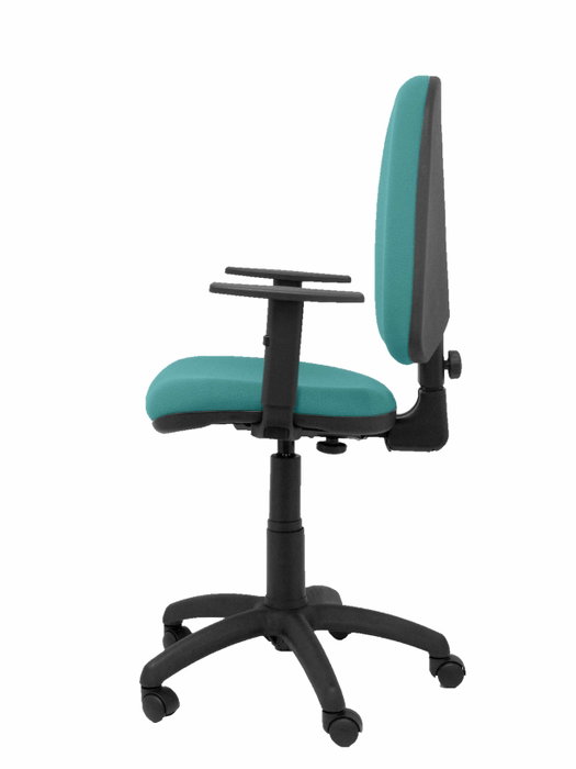 Silla de oficina Aýna con mecanismo Contacto permanente básico tapizada con Tela color Turquesa. Equipada con Base poliamida negra, Brazos 1D y Ruedas de nailon 50 mm