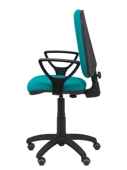 Silla de oficina Aýna con mecanismo Contacto permanente básico tapizada con Tela color Turquesa. Equipada con Base poliamida negra, Brazos fijos y Ruedas de parqué