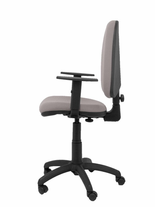 Silla de oficina Aýna con mecanismo Contacto permanente básico tapizada con Tela color Gris claro. Equipada con Base poliamida negra, Brazos 1D y Ruedas de nailon 50 mm