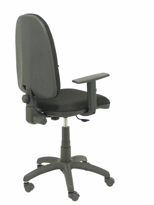 Silla de oficina Aýna con mecanismo Contacto permanente básico tapizada con Tela color Negro. Equipada con Base poliamida negra, Brazos 1D y Ruedas de nailon 50 mm