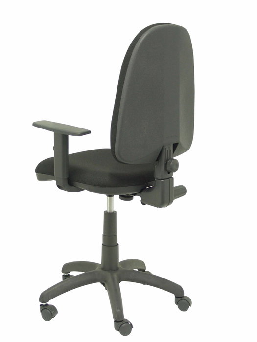 Silla de oficina Aýna con mecanismo Contacto permanente básico tapizada con Tela color Negro. Equipada con Base poliamida negra, Brazos 1D y Ruedas de nailon 50 mm