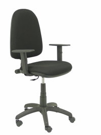 Silla de oficina Aýna con mecanismo Contacto permanente básico tapizada con Tela color Negro. Equipada con Base poliamida negra, Brazos 1D y Ruedas de nailon 50 mm
