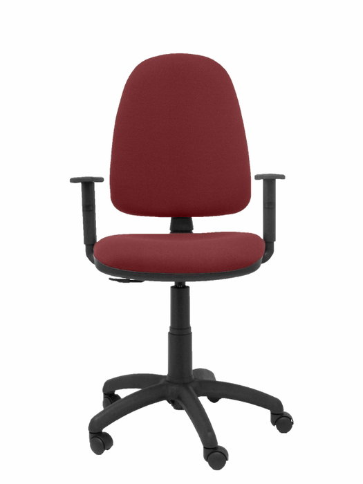 Silla de oficina Aýna con mecanismo Contacto permanente básico tapizada con Tela color Granate. Equipada con Base poliamida negra, Brazos 1D y Ruedas de nailon 50 mm