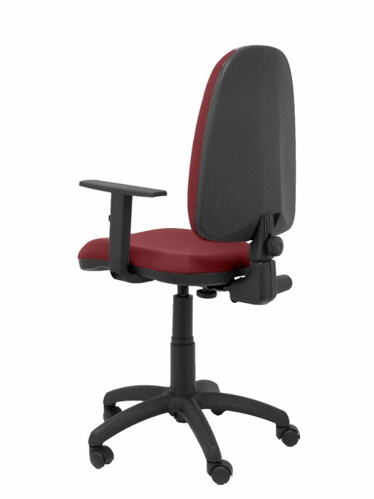 Silla de oficina Aýna con mecanismo Contacto permanente básico tapizada con Tela color Granate. Equipada con Base poliamida negra, Brazos 1D y Ruedas de nailon 50 mm