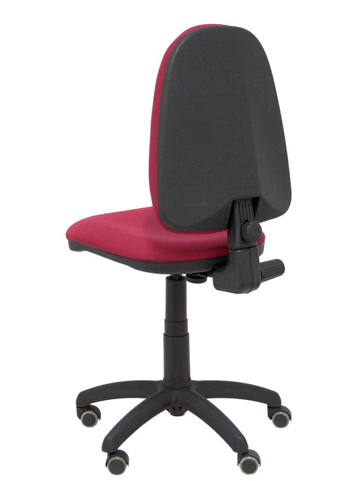 Silla de oficina Aýna con mecanismo Contacto permanente básico tapizada con Tela color Granate. Equipada con Base poliamida negra, Sin brazos y Ruedas de parqué