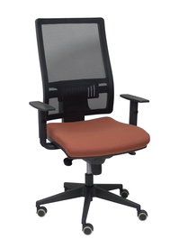 Silla de oficina Horna con mecanismo Sincro tapizada con Tela color Marrón y malla color Negro. Equipada con lumbar 1D, Brazos 1D y Ruedas de parqué