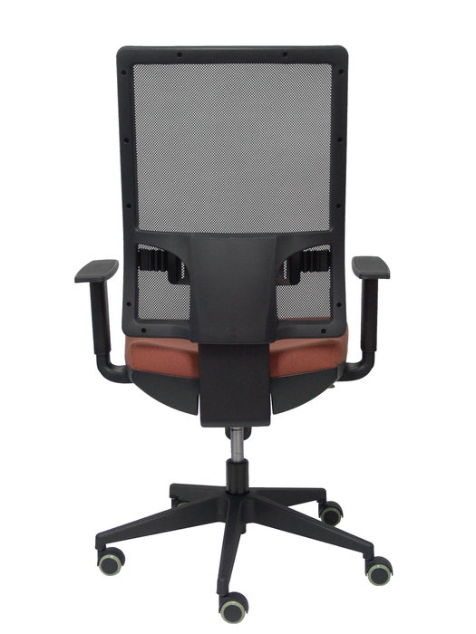 Silla de oficina Horna con mecanismo Sincro tapizada con Tela color Marrón y malla color Negro. Equipada con lumbar 1D, Brazos 1D y Ruedas de parqué