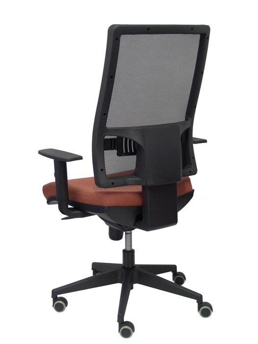 Silla de oficina Horna con mecanismo Sincro tapizada con Tela color Marrón y malla color Negro. Equipada con lumbar 1D, Brazos 1D y Ruedas de parqué