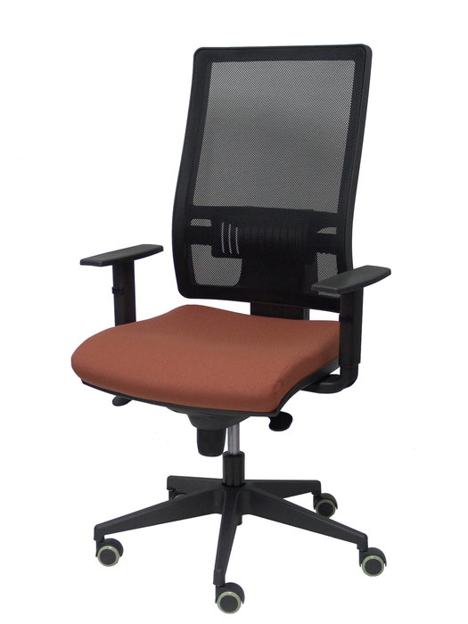 Silla de oficina Horna con mecanismo Sincro tapizada con Tela color Marrón y malla color Negro. Equipada con lumbar 1D, Brazos 1D y Ruedas de parqué