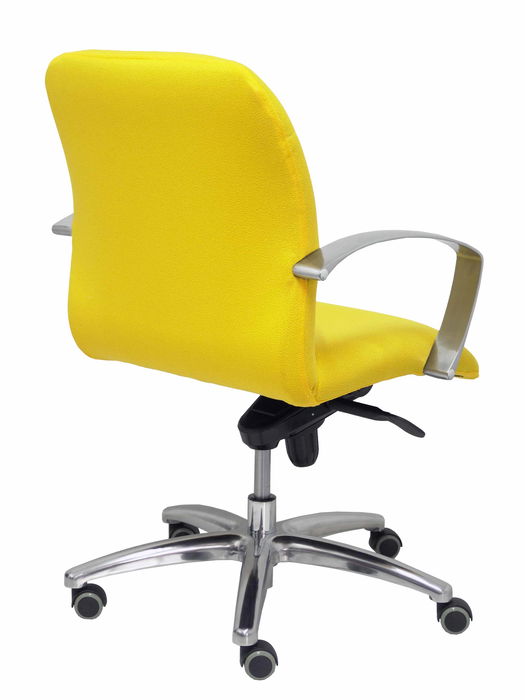 Silla Caudete confidente con mecanismo Basculante avanzado tapizada con Tela color Amarillo. Equipada con Base aluminio, Brazos fijos y Ruedas de parqué