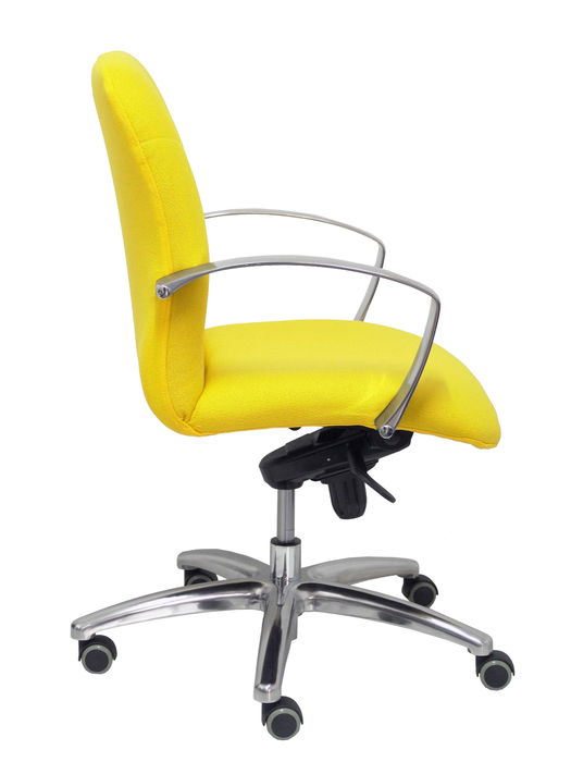 Silla Caudete confidente con mecanismo Basculante avanzado tapizada con Tela color Amarillo. Equipada con Base aluminio, Brazos fijos y Ruedas de parqué
