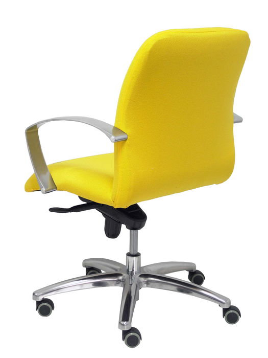 Silla Caudete confidente con mecanismo Basculante avanzado tapizada con Tela color Amarillo. Equipada con Base aluminio, Brazos fijos y Ruedas de parqué