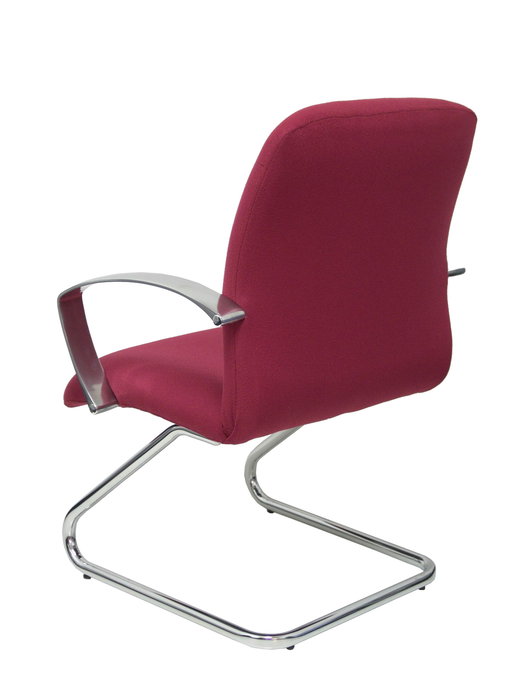 Silla Caudete confidente tapizada con Tela color Granate. Brazos fijos