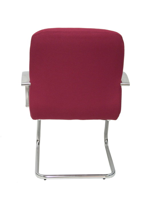 Silla Caudete confidente tapizada con Tela color Granate. Brazos fijos