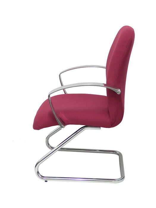 Silla Caudete confidente tapizada con Tela color Granate. Brazos fijos
