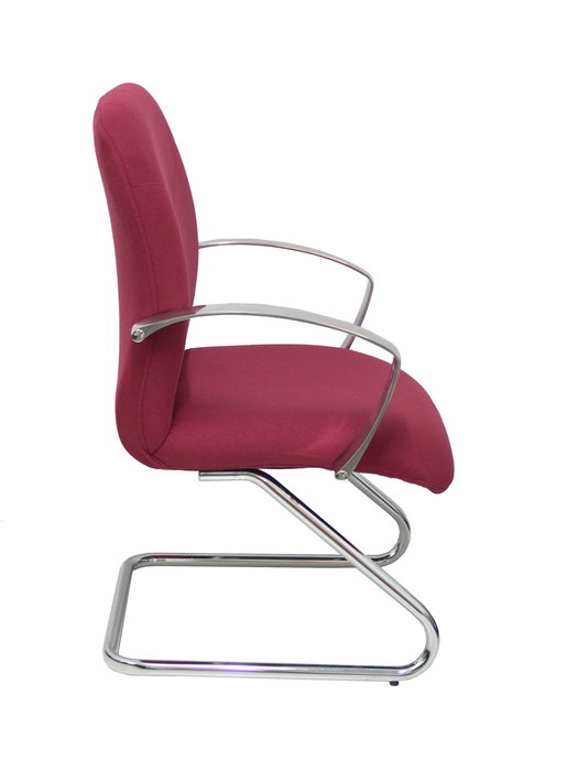 Silla Caudete confidente tapizada con Tela color Granate. Brazos fijos