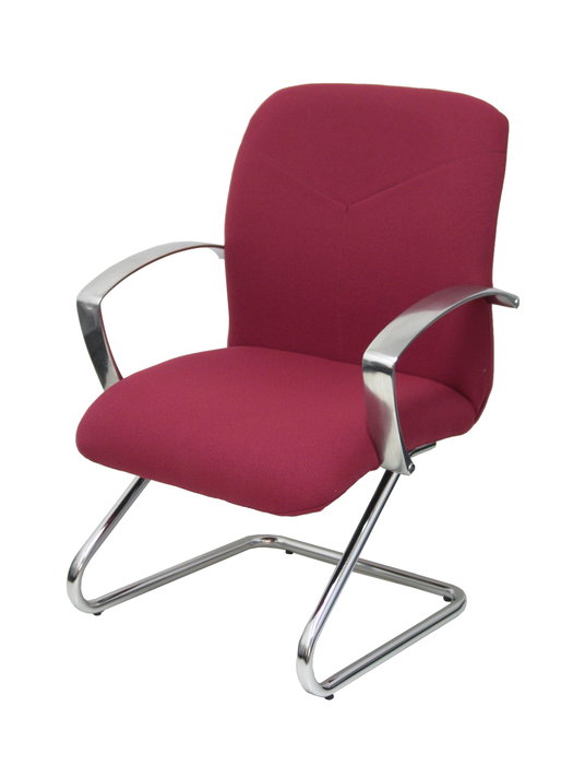 Silla Caudete confidente tapizada con Tela color Granate. Brazos fijos