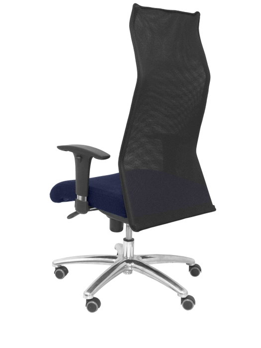 Sillón Albacete con mecanismo Sincro tapizada con Tela color Azul marino y malla color Negro. Equipado con Base aluminio, Brazos 1D y Ruedas de parqué