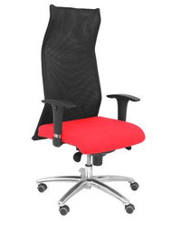 Sillón Albacete con mecanismo Sincro tapizada con Tela color Rojo y malla color Negro. Equipado con Base aluminio, Brazos 1D y Ruedas de parqué