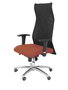 Sillón Albacete con mecanismo Sincro tapizada con Tela color Marrón y malla color Negro. Equipado con Base aluminio, Brazos 1D y Ruedas de parqué