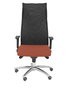 Sillón Albacete con mecanismo Sincro tapizada con Tela color Marrón y malla color Negro. Equipado con Base aluminio, Brazos 1D y Ruedas de parqué