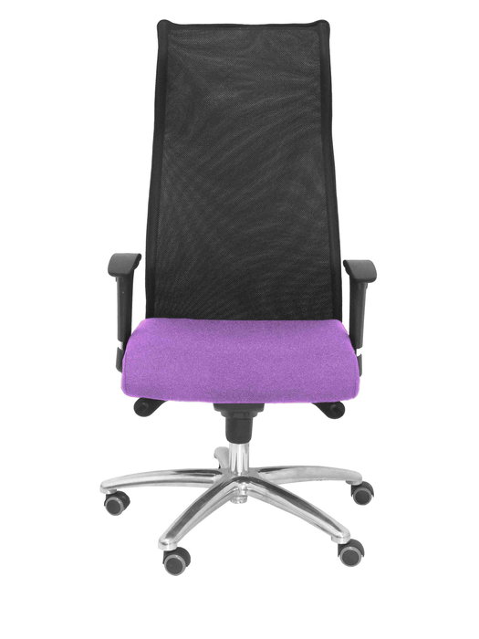 Sillón Albacete con mecanismo Sincro tapizada con Tela color Lila y malla color Negro. Equipado con Base aluminio, Brazos 1D y Ruedas de parqué