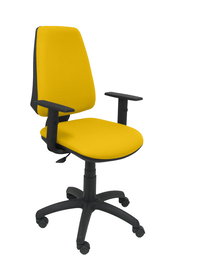 Silla de oficina Elche con mecanismo Contacto permanente básico tapizada con Tela color Amarillo. Equipada con Base poliamida negra, Brazos 1D y Ruedas de nailon 50 mm