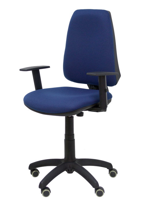 Silla de oficina Elche con mecanismo Contacto permanente básico tapizada con Tela color Azul marino. Equipada con Base poliamida negra, Brazos 1D y Ruedas de parqué