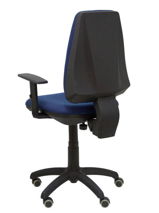 Silla de oficina Elche con mecanismo Contacto permanente básico tapizada con Tela color Azul marino. Equipada con Base poliamida negra, Brazos 1D y Ruedas de parqué