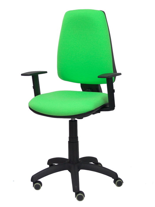 Silla de oficina Elche con mecanismo Contacto permanente básico tapizada con Tela color Pistacho. Equipada con Base poliamida negra, Brazos 1D y Ruedas de parqué