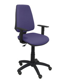 Silla de oficina Elche con mecanismo Contacto permanente básico tapizada con Tela color Azul claro. Equipada con Base poliamida negra, Brazos 1D y Ruedas de parqué