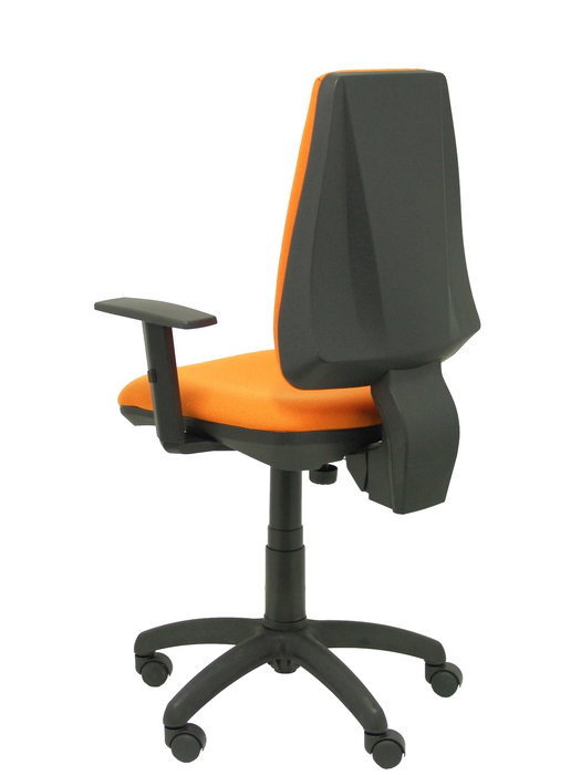 Silla de oficina Elche con mecanismo Contacto permanente básico tapizada con Tela color Naranja. Equipada con Base poliamida negra, Brazos 1D y Ruedas de nailon 50 mm