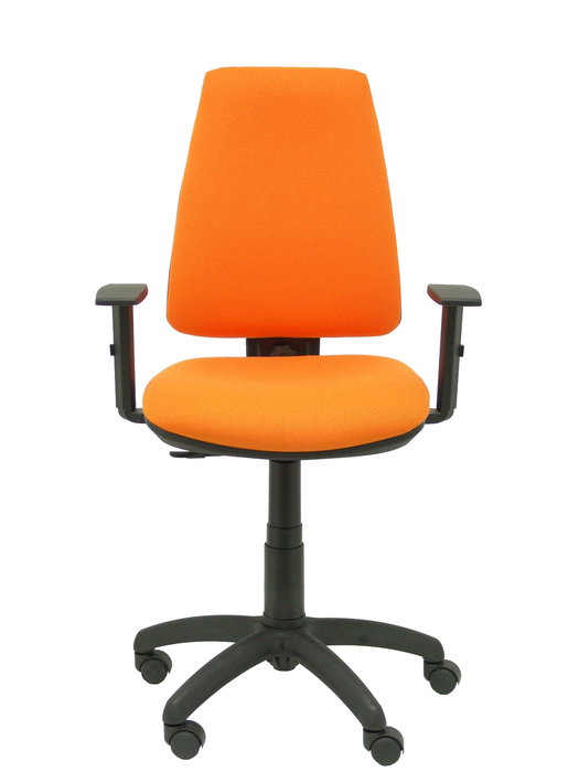 Silla de oficina Elche con mecanismo Contacto permanente básico tapizada con Tela color Naranja. Equipada con Base poliamida negra, Brazos 1D y Ruedas de nailon 50 mm