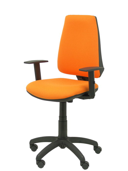 Silla de oficina Elche con mecanismo Contacto permanente básico tapizada con Tela color Naranja. Equipada con Base poliamida negra, Brazos 1D y Ruedas de nailon 50 mm
