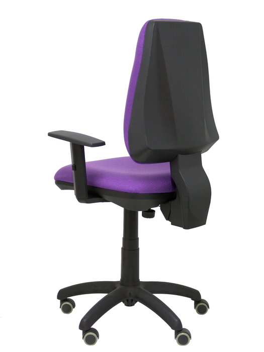 Silla de oficina Elche con mecanismo Contacto permanente básico tapizada con Tela color Lila. Equipada con Base poliamida negra, Brazos 1D y Ruedas de parqué
