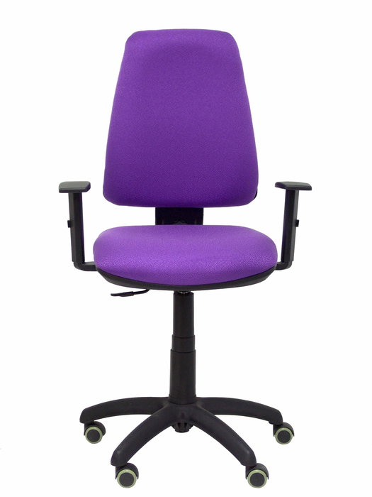 Silla de oficina Elche con mecanismo Contacto permanente básico tapizada con Tela color Lila. Equipada con Base poliamida negra, Brazos 1D y Ruedas de parqué