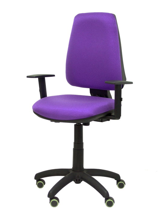 Silla de oficina Elche con mecanismo Contacto permanente básico tapizada con Tela color Lila. Equipada con Base poliamida negra, Brazos 1D y Ruedas de parqué