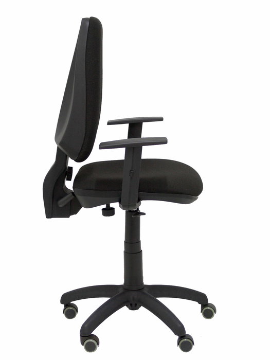 Silla de oficina Elche con mecanismo Contacto permanente básico tapizada con Tela color Negro. Equipada con Base poliamida negra, Brazos 1D y Ruedas de parqué