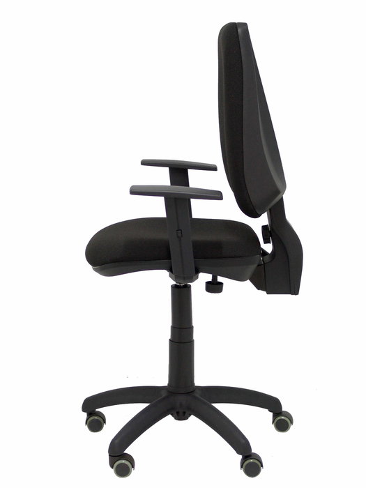 Silla de oficina Elche con mecanismo Contacto permanente básico tapizada con Tela color Negro. Equipada con Base poliamida negra, Brazos 1D y Ruedas de parqué