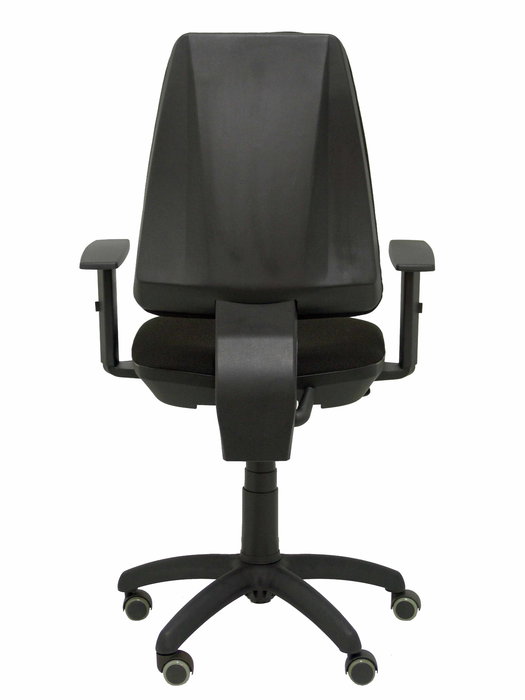 Silla de oficina Elche con mecanismo Contacto permanente básico tapizada con Tela color Negro. Equipada con Base poliamida negra, Brazos 1D y Ruedas de parqué