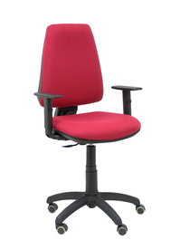 Silla de oficina Elche con mecanismo Contacto permanente básico tapizada con Tela color Granate. Equipada con Base poliamida negra, Brazos 1D y Ruedas de parqué