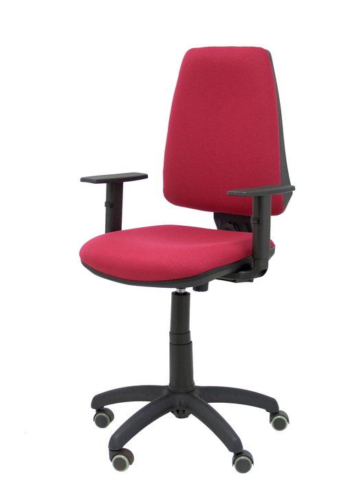 Silla de oficina Elche con mecanismo Contacto permanente básico tapizada con Tela color Granate. Equipada con Base poliamida negra, Brazos 1D y Ruedas de parqué