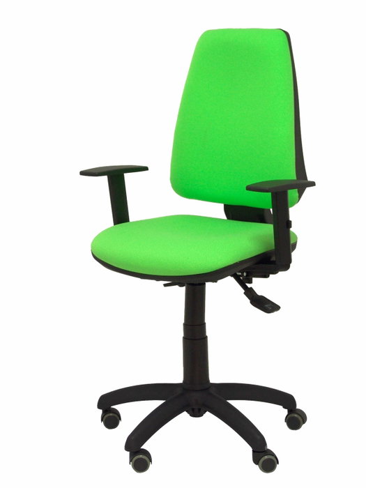 Silla de oficina Elche con mecanismo Asincro tapizada con Tela color Pistacho. Equipada con Base poliamida negra, Brazos 1D y Ruedas de parqué