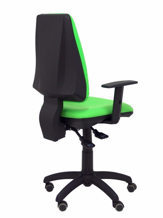 Silla de oficina Elche con mecanismo Asincro tapizada con Tela color Pistacho. Equipada con Base poliamida negra, Brazos 1D y Ruedas de parqué