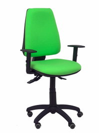 Silla de oficina Elche con mecanismo Asincro tapizada con Tela color Pistacho. Equipada con Base poliamida negra, Brazos 1D y Ruedas de parqué