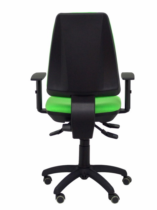 Silla de oficina Elche con mecanismo Asincro tapizada con Tela color Pistacho. Equipada con Base poliamida negra, Brazos 1D y Ruedas de parqué