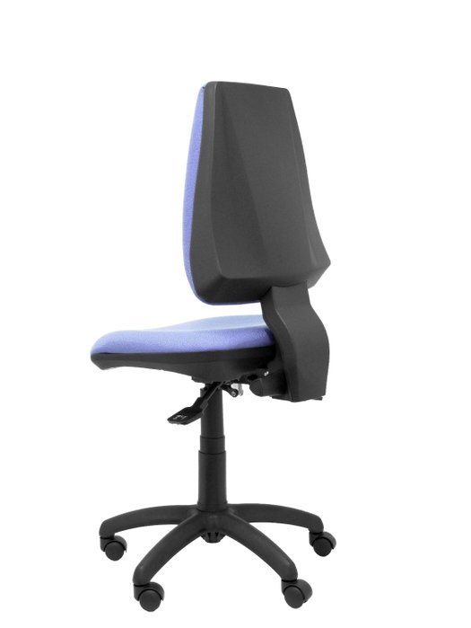 Silla de oficina Elche con mecanismo Asincro tapizada con Tela color Azul claro. Equipada con Base poliamida negra, Sin brazos y Ruedas de nailon 50 mm