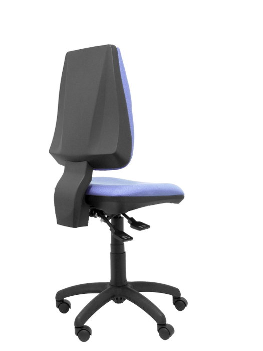 Silla de oficina Elche con mecanismo Asincro tapizada con Tela color Azul claro. Equipada con Base poliamida negra, Sin brazos y Ruedas de nailon 50 mm