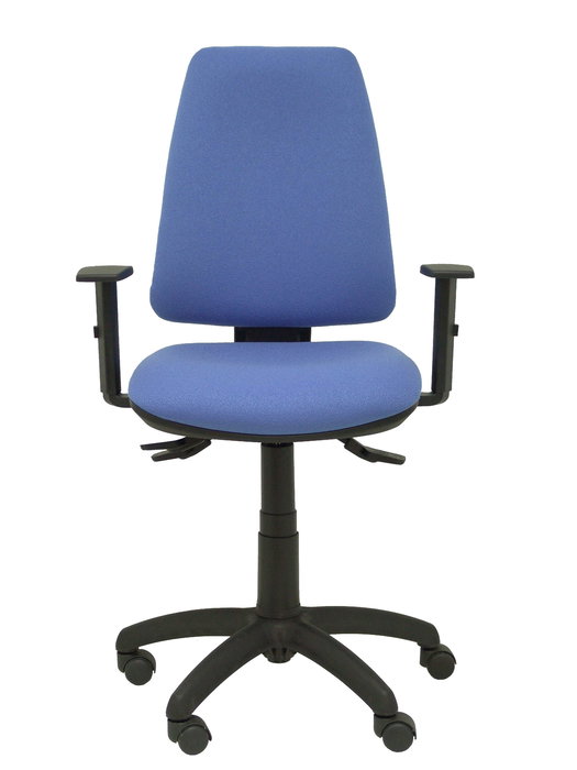 Silla de oficina Elche con mecanismo Asincro tapizada con Tela color Azul claro. Equipada con Base poliamida negra, Brazos 1D y Ruedas de nailon 50 mm