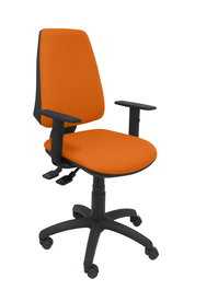 Silla de oficina Elche con mecanismo Asincro tapizada con Tela color Naranja. Equipada con Base poliamida negra, Brazos 1D y Ruedas de nailon 50 mm